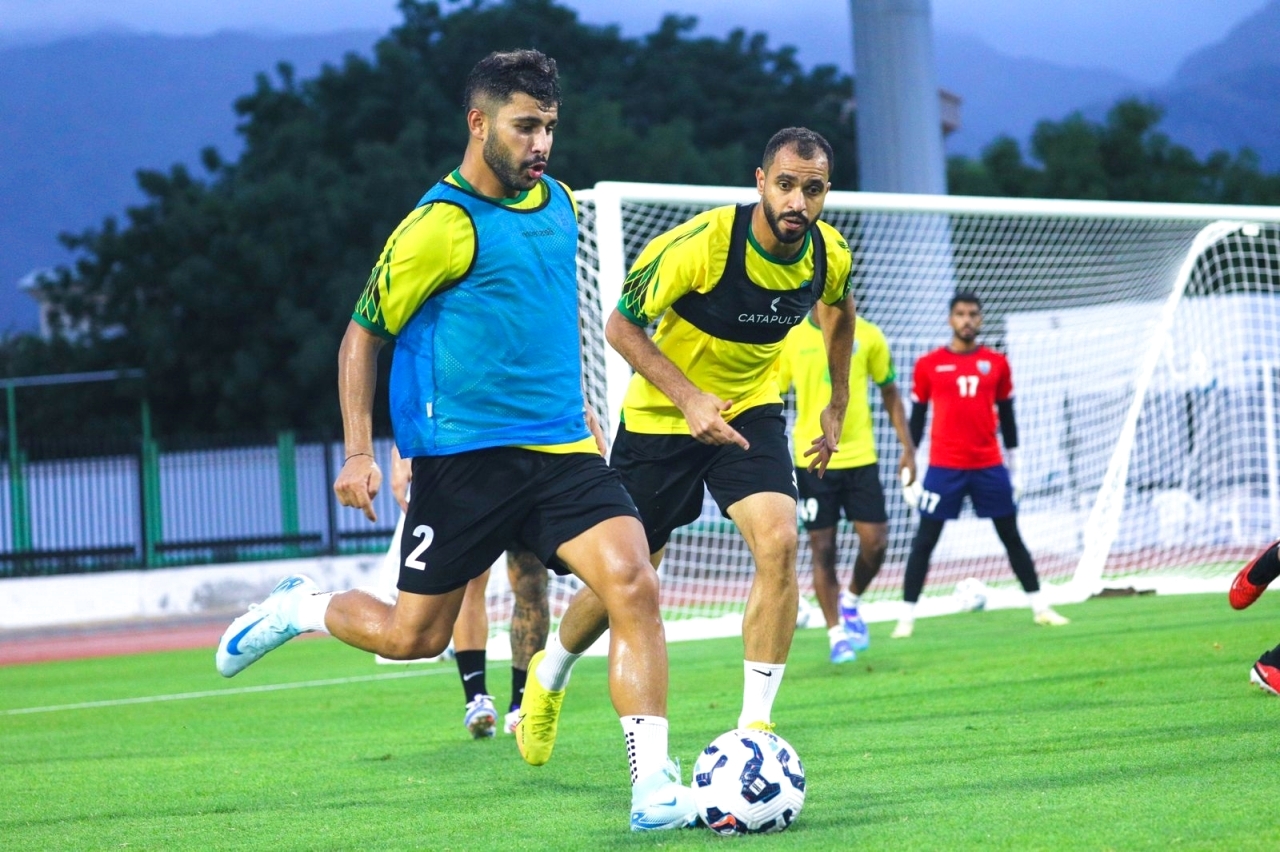 دبا الحصن والشارقة المواجهة الأولى في عصر الاحتراف